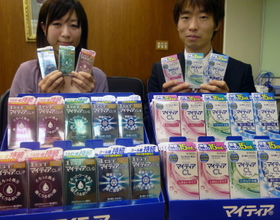 ずらりと並ぶ「マイティアＣＬ」シリーズ。商品企画グループマネジャーの本田友男さん（右）は「自分に合った商品を」と話す＝大阪市中央区平野町２、千寿製薬