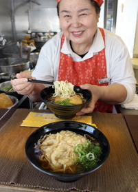 注文から２０秒もすれば出来上がる「えきそば」。早さも売りの一つ＝ＪＲ姫路駅