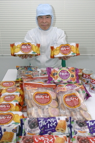「シンプルな菓子だけに温度と味の管理が難しい」と話す古山工場長。工場は毎日２交代でフル生産が続く＝丹波市柏原町大新屋、三立製菓兵庫工場