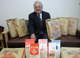商品名について「桃太郎が鬼ケ島から持ち帰った『宝笠』に由来するのでは」と話す武政社長＝神戸市長田区梅ケ香町１、増田製粉所
