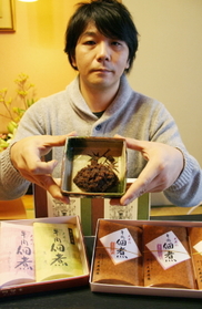 世に出て１１０年。大井肉店の牛肉佃煮を手にする岸田圭司さん。「月１回、６０キロ分ぐらい炊くんです」＝神戸市中央区元町通７