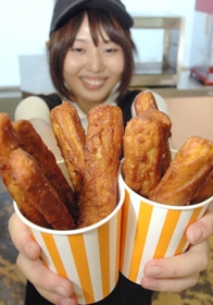 試合前には、大人も子供も列をつくって買い求めるチキンスティック＝神戸市須磨区緑台、ほっともっとフィールド神戸