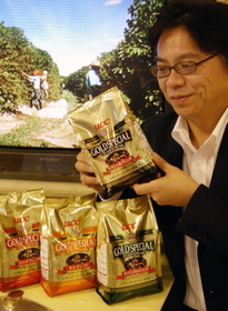 ショールームで商品への思い入れを語る堀江昌平部長＝神戸市中央区港島中町７、ＵＣＣ上島珈琲神戸本社