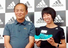 記者会見で笑顔を見せる三村仁司さん（左）と伊藤舞選手＝高砂市米田町古新