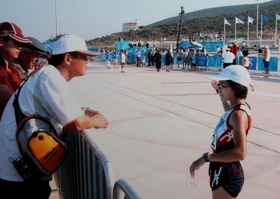 アテネ五輪女子マラソンのスタート前に話す野口みずき選手（右）と三村仁司さん＝２００４年８月（三村さん提供）