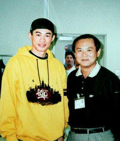 オリックス時代のイチロー選手（左）と写真に納まる三村仁司さん＝１９９７年１１月（三村さん提供）