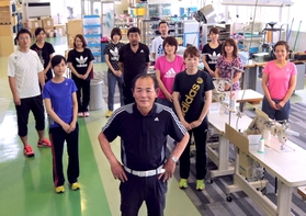 ミムラボのスタッフと写真に収まる三村仁司さん（手前）＝高砂市米田町古新、ミムラボ（撮影・辰巳直之）