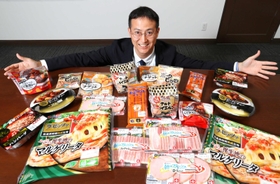 ハムやソーセージ、ウインナーなど長く愛される商品を前に笑顔を見せる伊藤功一社長＝西宮市高畑町、伊藤ハム本社（撮影・大森　武）