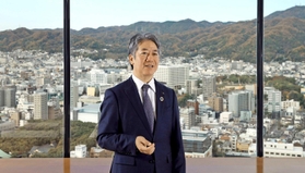 神戸で被災し、ボランティアとしても復興に関わった橋本康彦社長。近年はリモート環境が整い、社長就任後も神戸で勤務する時間が増えたという＝神戸市中央区東川崎町１
