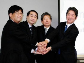 メディカロイドの社長、副社長として設立会見に臨む橋本康彦さん（右端）と浅野薫さん（左端）。左から２人目はシスメックス会長兼社長の家次恒さん＝２０１３年１０月、神戸市中央区港島南町５