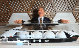 液化水素運搬船の模型を前に笑顔の橋本康彦・川崎重工業社長＝同社東京本社（撮影・鈴木雅之）