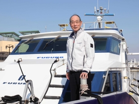 実験艇「古野丸」の船上で将来の展望を語る古野電気の古野幸男社長＝西宮市西宮浜４、新西宮ヨットハーバー（撮影・三浦拓也）