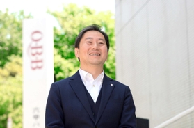 「自分たちは『開発先導型活力企業』。新たな挑戦を進めていく」と話す六甲バターの塚本浩康社長＝神戸市中央区坂口通１（撮影・小林良多）