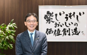 グループビジョンの言葉は「やっぱり『楽しい』がまず一番だよね」と話すＨ２Ｏリテイリングの荒木直也社長。書は、ダウン症の書家金澤翔子さんが揮毫（きごう）した＝大阪市北区梅田１（撮影・斎藤雅志）