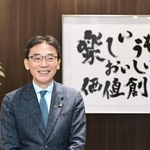 グループビジョンの言葉は「やっぱり『楽しい』がまず一番だよね」と話すＨ２Ｏリテイリングの荒木直也社長。書は、ダウン症の書家金澤翔子さんが揮毫（きごう）した＝大阪市北区梅田１（撮影・斎藤雅志）