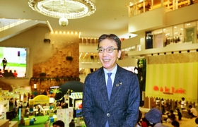 阪急百貨店梅田本店の「祝祭広場」に立つ荒木直也氏。「目の前の阪神百貨店と違う『旗』を立てたからこそ、双方が成立する」＝大阪市北区角田町