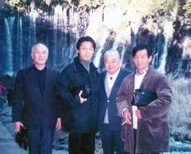 １９９１年、神戸市内の米穀店主らと富士山旅行に出かけた藤尾益雄氏。当時は営業部で奔走していた（神明ホールディングス提供）