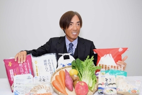 「食のニーズに応え続けたい」。神明グループの商品を前に日本の農業を展望する藤尾益雄社長＝神戸市中央区栄町通６（撮影・風斗雅博）