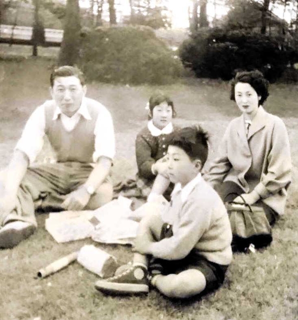 家族と過ごす５歳の時の竹田佑一会長（手前）。小学１年生の時に父が亡くなったことが「人生の岐路となった」（まねき食品提供）