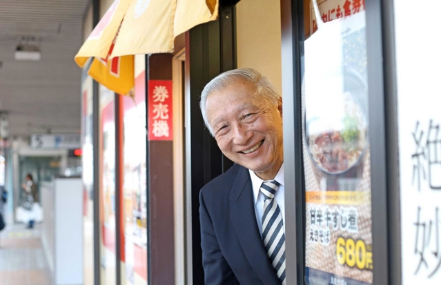 ＪＲ姫路駅の乗降客らに長年愛されるえきそばの歴史について語るまねき食品の竹田佑一会長＝姫路市駅前町、ＪＲ姫路駅（撮影・小林良多）