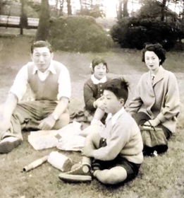 家族と過ごす５歳の時の竹田佑一会長（手前）。小学１年生の時に父が亡くなったことが「人生の岐路となった」（まねき食品提供）