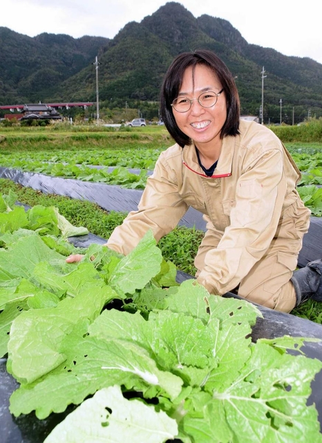 消費者に選んでもらえる野菜をと少量多品目の有機栽培に取り組む小村香織さん＝丹波市春日町中山