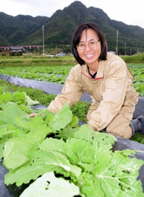 消費者に選んでもらえる野菜をと少量多品目の有機栽培に取り組む小村香織さん＝丹波市春日町中山