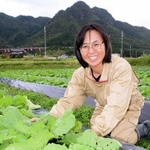 消費者に選んでもらえる野菜をと少量多品目の有機栽培に取り組む小村香織さん＝丹波市春日町中山