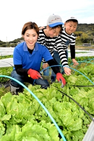 子どもたちとレタスの出来を確かめる堤真名美さん＝南あわじ市