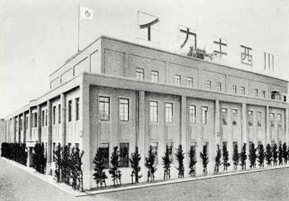 １９３７年に建設された川西機械製作所社屋の絵。屋上に「川西キカイ」のネオンが輝いた（デンソーテン提供）