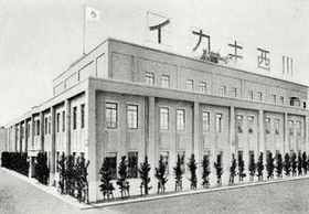 １９３７年に建設された川西機械製作所社屋の絵。屋上に「川西キカイ」のネオンが輝いた（デンソーテン提供）