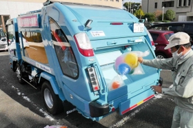 新明和工業が宝塚市に寄贈した「圧縮式」のごみ収集車。荷箱に窓を設けてごみの流れが見えるようにしている＝宝塚市小浜１