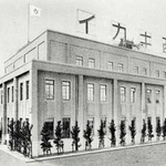 １９３７年に建設された川西機械製作所社屋の絵。屋上に「川西キカイ」のネオンが輝いた（デンソーテン提供）