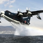 翼から吹き出す空気で揚力を得ながら離水するＵＳ－２型救難飛行艇＝芦屋浜沖（新明和工業提供）