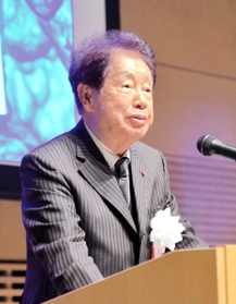 研究者らの催しであいさつする江崎玲於奈さん。科学技術の発展に貢献しようとする姿勢は、神戸で過ごした若き日と同じだ（２０２０年１月撮影、茨城県科学技術振興財団提供）