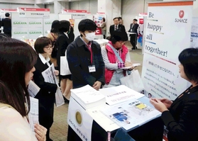 会社説明会で学生にＰＲする兵庫県内企業の採用担当者（右）＝２０１５年１２月、大阪市内（本文と関係ありません）