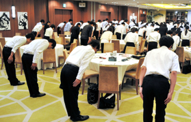 県経営者協会が主催するインターンシップの事前研修でビジネスマナーを学ぶ学生たち＝神戸市中央区 
