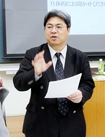 講演後、学生の質問に答える降矢一朋ダイヤモンド・ヒューマンリソース大阪支社大学事業課長＝神戸市灘区六甲台町、神戸大学
