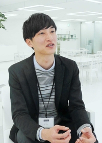 神戸アパレル５社の合同説明会を企画したフェリシモの東さん＝神戸市中央区浪花町