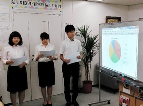 開発した持ち帰り弁当の内容を説明する学生＝神戸市東灘区本山南町８、ミレニアムダイニング