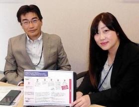 ネスレ日本が導入する新卒採用の通年選考について説明する銀崎達己・執行役員人事総務本部副本部長（左）と採用担当の内田靖子ユニットマネジャー＝神戸市中央区御幸通７、同社本社 