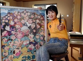 「忍たま乱太郎」のポスターのそばで笑顔を見せる尼子騒兵衛さん＝尼崎市築地３（撮影・中西大二）