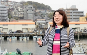 神戸を舞台にした小説「黒と赤の潮流」で書いた塩屋漁港で、会社員時代を振り返る福田和代さん＝神戸市垂水区塩屋町１（撮影・後藤亮平）
