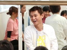 主宰する劇団で高校生らに演劇指導をする北原雅樹さん＝加古川市加古川町寺家町（撮影・大森　武）
