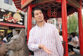 小説「世界が記憶であふれる前に」の舞台となった神戸・南京町で、編集者時代を振り返る岡本貴也さん＝神戸市中央区元町通１（撮影・斎藤雅志）