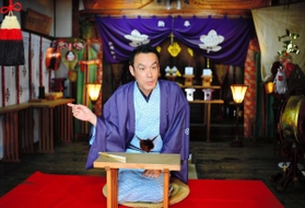 拝殿にしつらえた高座に上がる桂阿か枝さん＝明石市材木町、岩屋神社（撮影・三津山朋彦）