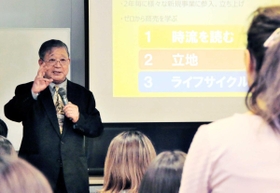 起業家を志す学生らを前に、経験を語る小林宏至さん。「運転資金用にお金を借りたら駄目」「商売には必ず先生がいる」など含蓄のある言葉が飛び出した＝大阪市北区大深町