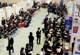 ３月に神戸大で開かれた合同企業説明会。会社説明会の開催期間が短くなり、それまでの準備が問われた＝神戸市灘区