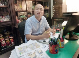 自宅の仕事場でこれまでの歩みを振り返る漫画家の北川なつさん＝京都市内