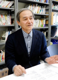 研究室で会社勤務の経験を語る楠木新さん＝神戸市灘区篠原伯母野山町１、神戸松蔭女子学院大